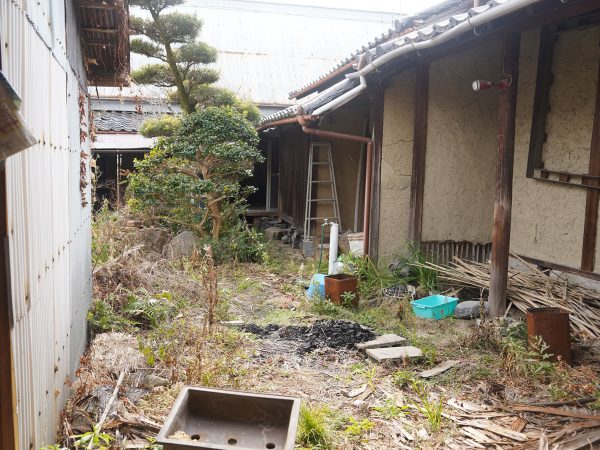 古民家の様子。庭を囲むように、母屋と蔵が並んで連なっている