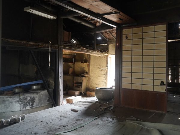 古民家の様子。庭を囲むように、母屋と蔵が並んで連なっている