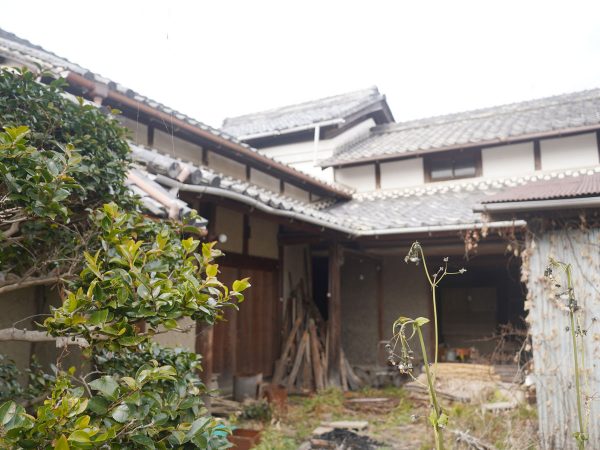 古民家の様子。庭を囲むように、母屋と蔵が並んで連なっている