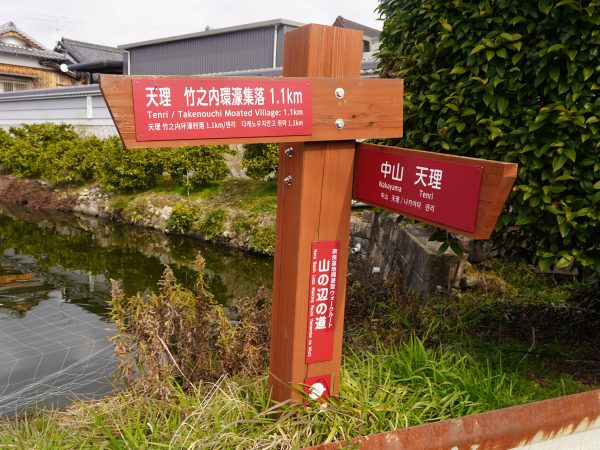 まえだちさとさん。手に持っているのは、沖縄産ハーブ「月桃」を乾燥させているもの