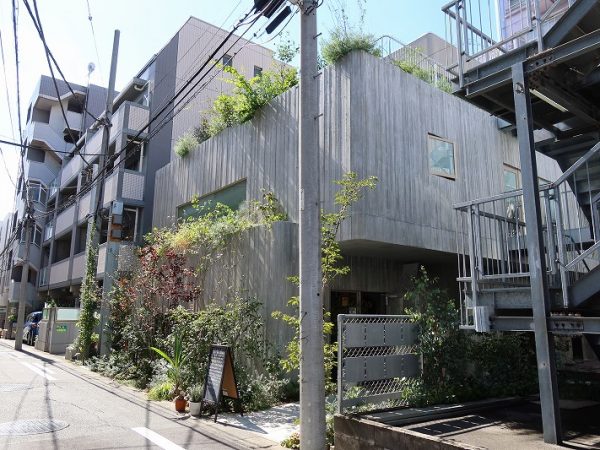 スイシャオフィス1階。箱階段を利用して2階へ