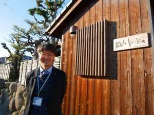 お話を伺った亀岡市長公室SDGs創生課 係長の橋本広明さん。移住検討者の質問にひとつひとつ丁寧に、ざっくばらんに答えてくれる