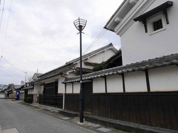 JR亀岡駅南口の風景。京都駅から快速で20分と、都市にもアクセスしやすい場所といえる