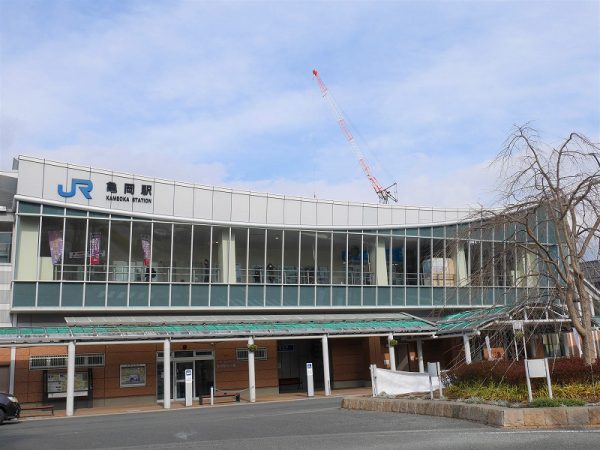 JR亀岡駅南口の風景。京都駅から快速で20分と、都市にもアクセスしやすい場所といえる
