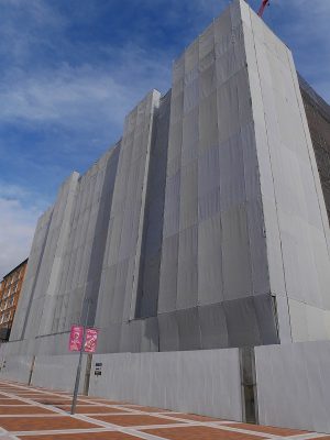 亀岡駅北口で建築中の分譲マンション。駅徒歩約1分という立地にある