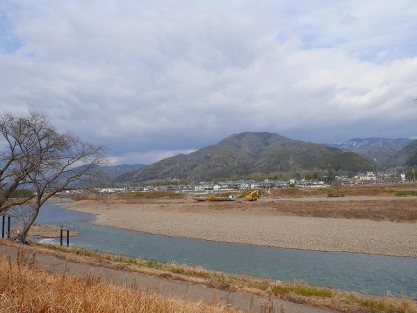 秋の保津川下り。保津川は亀岡の貴重な観光資源でもある