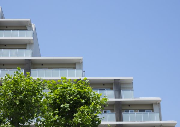 マンションの管理をすべて管理会社に委託する全部委託管理は「管理組合の負担が軽くなる」などのメリットがある一方、「管理費が割高になる」傾向がある