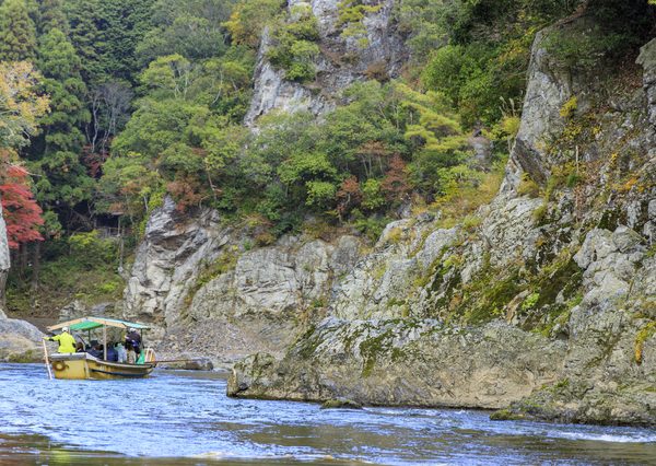 秋の保津川下り。保津川は亀岡の貴重な観光資源でもある