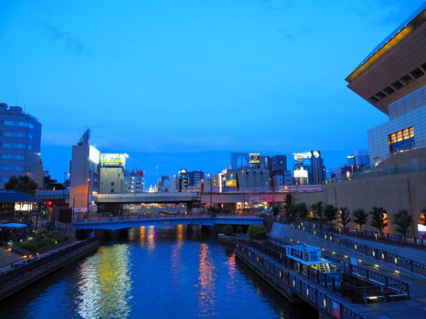 夕暮れの大阪ミナミ 道頓堀川