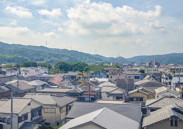 大阪府箕面市船場地区の箕面-19(千里中央駅2.1km)は4.3%上昇、箕面 5-4(千里中央駅1.6km)は7.5%上昇。北大阪急行延伸で設置される新駅の徒歩圏内エリアで地価の上昇が続いている。(写真はイメージ)