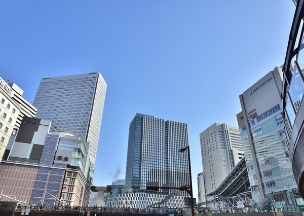 大阪府大阪市北区梅田地区は価格順位大阪圏1位。大阪駅近接の大阪北5-28は3.5%下落。写真は大阪梅田の都市風景