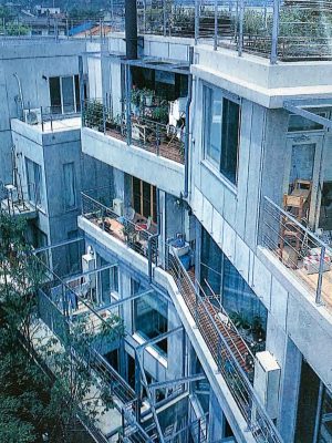 煙突のある住戸には薪ストーブがある。これが現在の様子