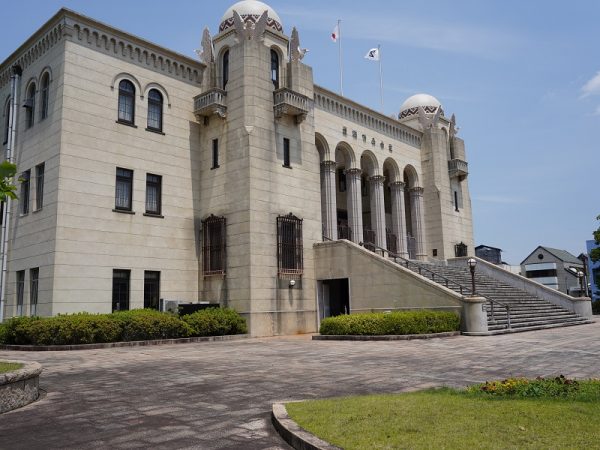 豊橋市公会堂の外観。真後ろにあたる北側に豊橋市役所、吉田城址を整備した豊橋公園がある