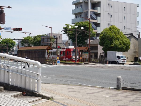 豊橋市公会堂の外観。真後ろにあたる北側に豊橋市役所、吉田城址を整備した豊橋公園がある