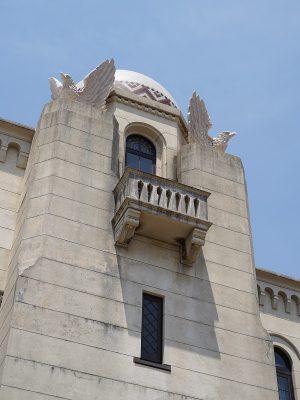 豊橋市公会堂最上部のドームデザイン。イスラム風、あるいはスペイン風との説がある