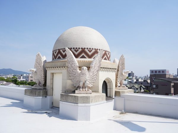 豊橋市公会堂最上部のドームデザイン。イスラム風、あるいはスペイン風との説がある