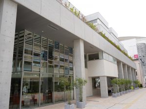 北入口付近の外観。2階部分の窓には色付きガラスも使われ、細かい意匠が施されている。ガラス窓の内部の1階部分はコミュニケーションラウンジで、そこからつながる写真右側にカフェがある