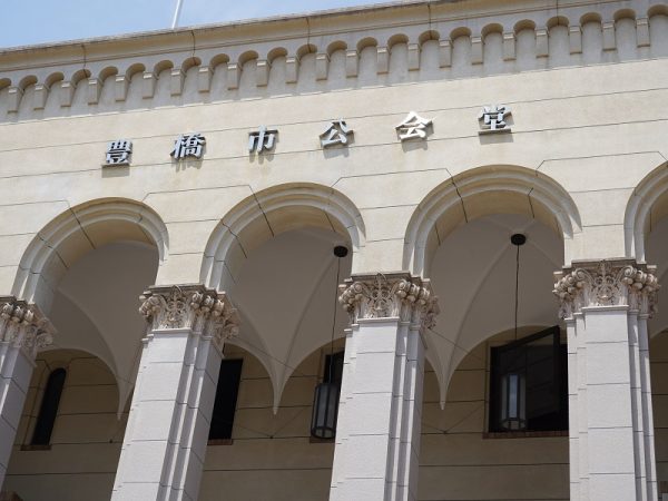 ロマネスク様式を思わせる半円アーチ