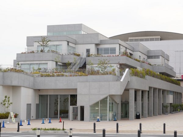 小牧市のほぼ中央にある小牧山。残念ながら織田信長が築いた城は現存しないが、現在は名古屋市在住の実業家が建設寄贈した、城を模した小牧市歴史館がある(写真提供:小牧市)