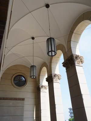 ロマネスク様式を思わせる半円アーチ