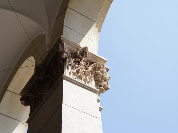 エントランスの柱頭飾り。設計を担当した中村與資平の他の建物でも見られる