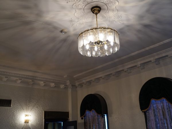 エントランスの柱頭飾り。設計を担当した中村與資平の他の建物でも見られる