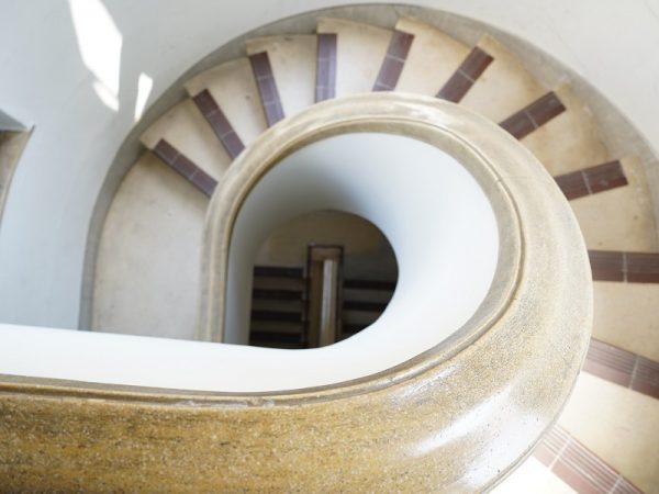 エントランスの柱頭飾り。設計を担当した中村與資平の他の建物でも見られる