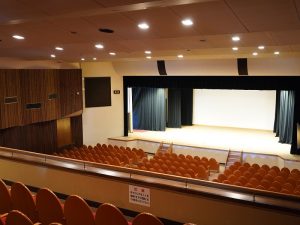 多くの人々が集うホール