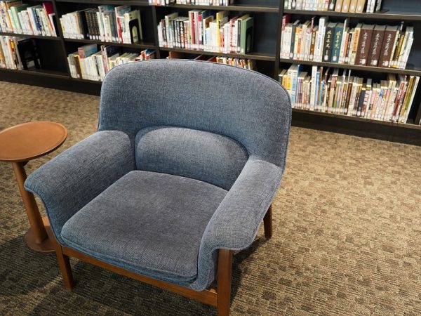 4階エリアの様子。本棚は階層のなかで最も暗い色で落ち着きがある