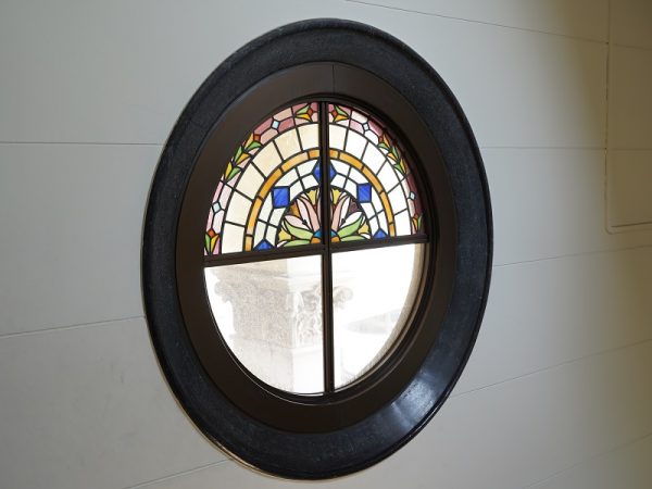 多くの人々が集うホール