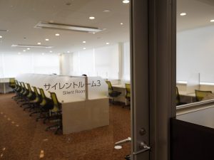 逆転の発想!?読書や学習に集中したい利用者向けのサイレントルーム。2~4階に計4室ある