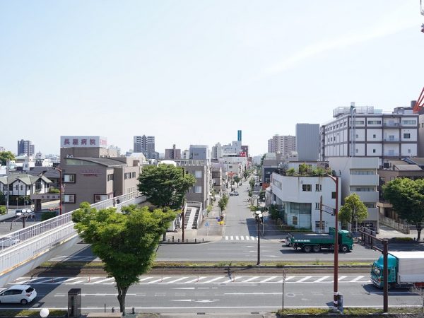 多くの人々が集うホール