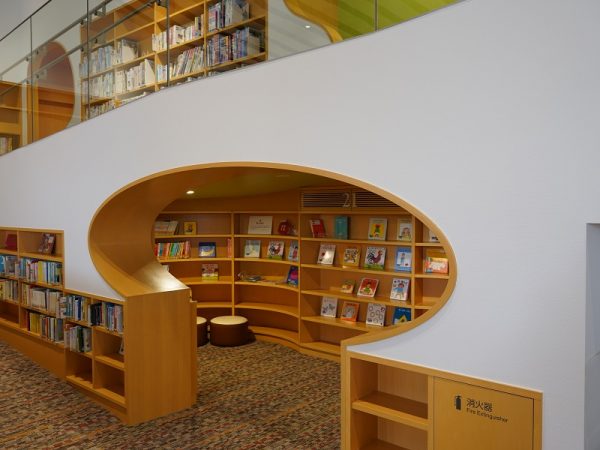 4階エリアの様子。本棚は階層のなかで最も暗い色で落ち着きがある