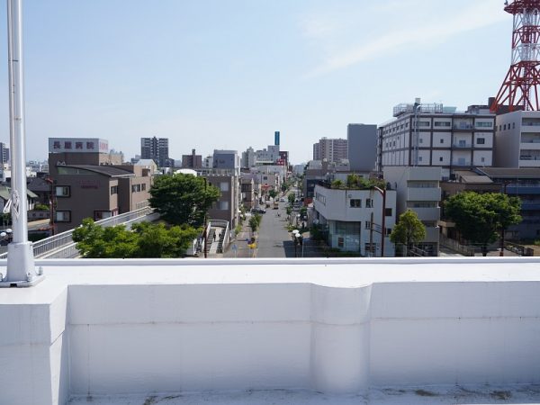 多くの人々が集うホール