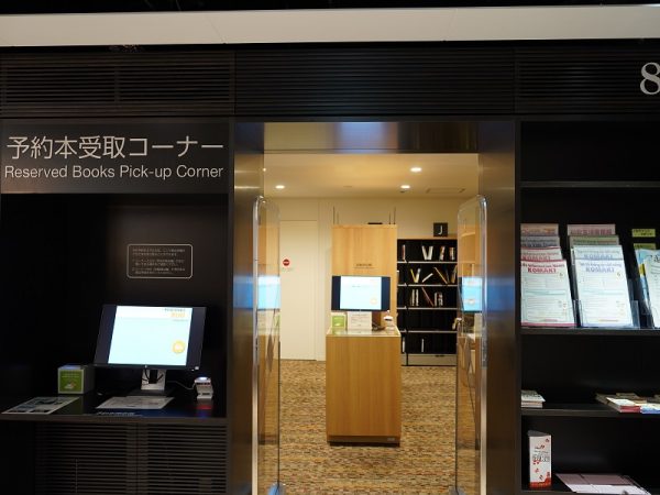 児童図書エリアのイスなどの色合いは、子どもたちに大人気の絵本「はらぺこあおむし」からイメージしたもの。写真奥は2階のティーンズ図書エリアへとつながるスロープになっていて、本もその年代に合わせたものに変わっていく。スロープの壁面にあるオレンジやグリーンの壁のスペースは、1人~少人数で読書やおしゃべりに利用でき、人気となっている