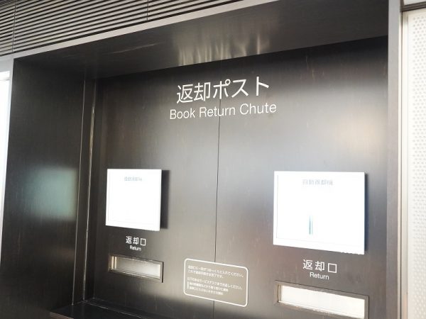 児童図書エリアのイスなどの色合いは、子どもたちに大人気の絵本「はらぺこあおむし」からイメージしたもの。写真奥は2階のティーンズ図書エリアへとつながるスロープになっていて、本もその年代に合わせたものに変わっていく。スロープの壁面にあるオレンジやグリーンの壁のスペースは、1人~少人数で読書やおしゃべりに利用でき、人気となっている