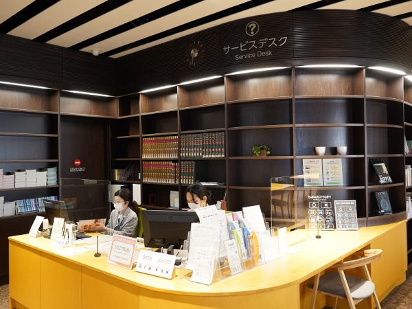 児童図書エリアのイスなどの色合いは、子どもたちに大人気の絵本「はらぺこあおむし」からイメージしたもの。写真奥は2階のティーンズ図書エリアへとつながるスロープになっていて、本もその年代に合わせたものに変わっていく。スロープの壁面にあるオレンジやグリーンの壁のスペースは、1人~少人数で読書やおしゃべりに利用でき、人気となっている