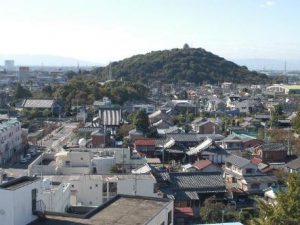 小牧市のほぼ中央にある小牧山。残念ながら織田信長が築いた城は現存しないが、現在は名古屋市在住の実業家が建設寄贈した、城を模した小牧市歴史館がある(写真提供:小牧市)