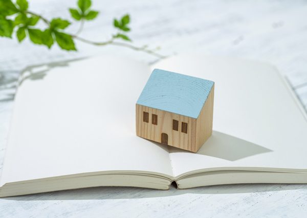 法務局のホームページでは、引越し(所有者の住所・氏名変更)、住宅ローンの完済、所有者が亡くなった、建物の解体など状況に合わせて不動産登記申請手続の方法が確認できる<br>
https://houmukyoku.moj.go.jp/homu/touki1.html