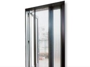 開閉も簡単な、アコーディオン網戸。室内側に取り付けることがほとんどで、マンション高層階の部屋に設置することもできる(写真提供:エスピーシー)