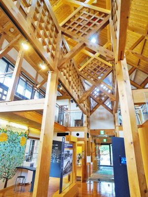 ▲記念館は地元が誇る岐阜県産の総檜づくり。展示室は木組みフレームとなっており、木材と共に営みを続けてきた八百津の伝統を体感できる