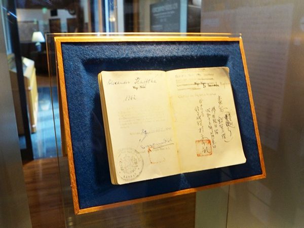 ▲記念館には、スギハラサバイバーから提供された「命のビザ」が展示されている(展示はレプリカ、実物は八百津町が所蔵)