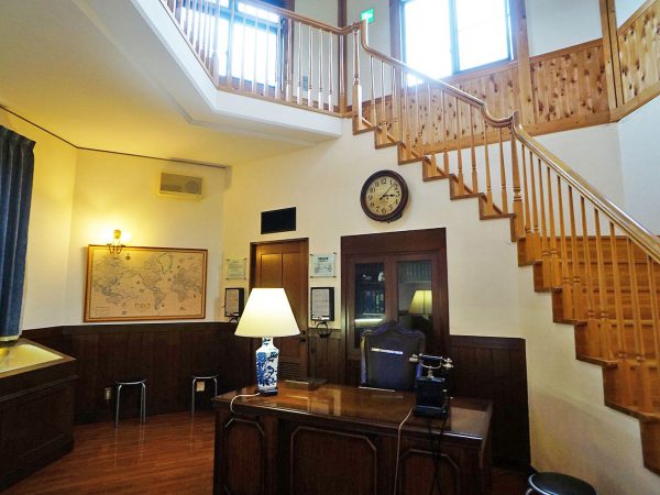 ▲記念館は地元が誇る岐阜県産の総檜づくり。展示室は木組みフレームとなっており、木材と共に営みを続けてきた八百津の伝統を体感できる