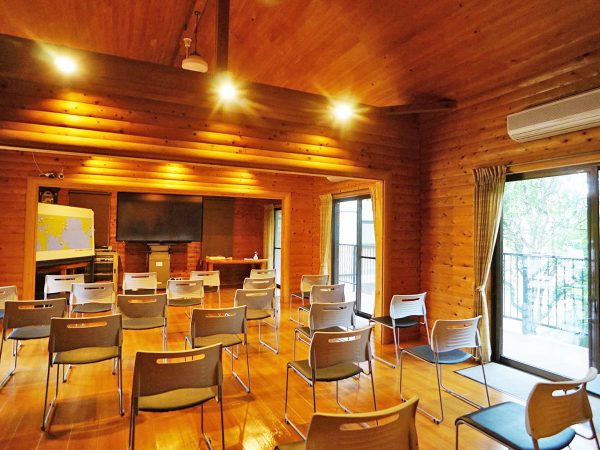 ▲記念館では団体等の来館の場合、隣接する山荘で映像の視聴、講話などを行っている