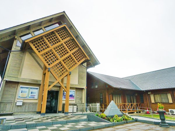 ▲岐阜県中濃エリアに位置する八百津町は人口約1万人の小さなまち。面積の多くが山林で、江戸時代には尾張藩が木曽檜の集積地として利用していたことから、海が無い土地ながら地名に「津(渡し場)」という漢字が使われている。町域に鉄道は通っていないため、車が無いとなかなかアクセスしにくいが、人道の丘公園内にある『杉原千畝記念館』を目指して多くの観光客が訪れる