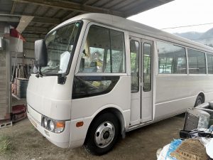 現在絶賛改装中のゲリラ炊飯バス。今後ラッピングを施し、キャンピングカーのような仕様になる予定。全国の子ども食堂や学童保育へゲリラ炊飯行脚する予定だそう。近い将来、あなたの街にもやってくるかもしれない