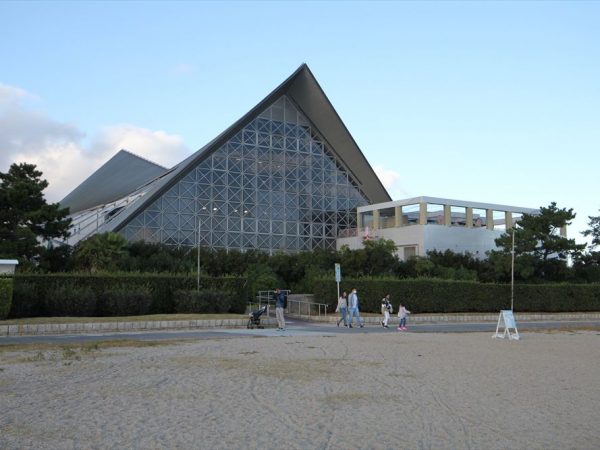 神戸市立須磨海浜水族園。兵庫県神戸市須磨区若宮町1-3-5/1987年開館/設計:大建設計/交通:JR・須磨海浜公園駅から徒歩5分、山陽電鉄・月見山駅から徒歩10分(写真:宮沢洋)