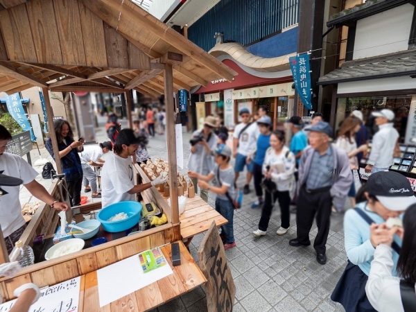 ある日ゲリラ炊飯の行列に何度も並び直しおにぎり食べている子どもがいた。「普段はご飯を全然食べないんです」とお母さん。その子はゲリラ炊飯をきっかけにご飯が大好きになったのだそう。今ではRice is comedyのお得意様だ