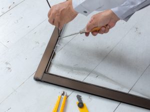 網に穴が開いたり、網押さえ用のゴムも太陽光で劣化しやすいのでそこから網がはずれてしまったりすると、虫が侵入しやすくなる。網の張り替えは5年を目安に行おう