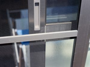 虫の侵入を防ぎつつ、室内の風通しをよくしてくれる網戸